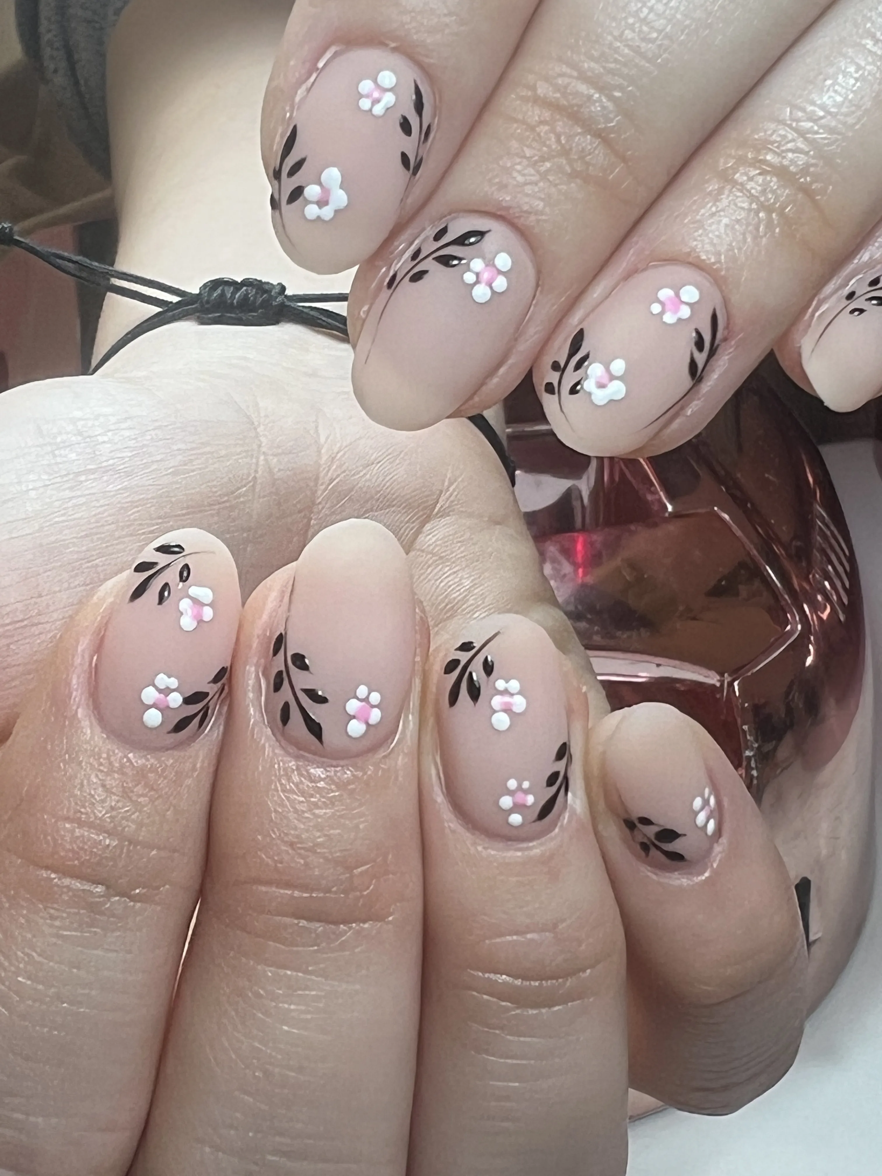 Nude con flores blancas y hojas negras